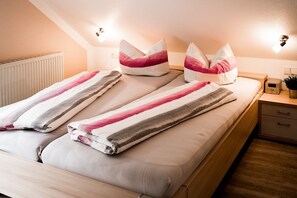 2 bedrooms, free WiFi, bed sheets - Paradise in the Black Forest: Apartment 'Paradies' with Mountain View, Shared Terrace & Wi-Fi (Bad Peterstal-Griesbach)
