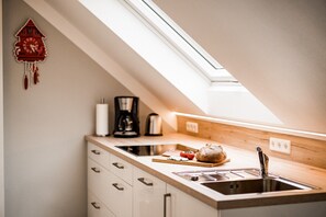 Frigorífico, microondas, horno y placa de cocina