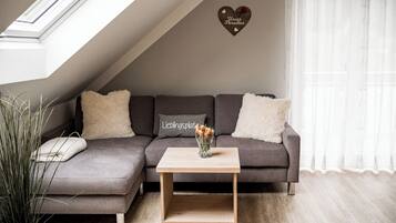 Fernseher, DVD-Player, Tischtennisplatte, Stereoanlage