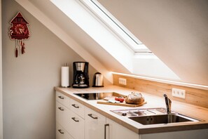 Fridge, microwave, oven, stovetop - Apartment 'Paradies' with Mountain View, Shared Terrace and Wi-Fi (Bad Peterstal-Griesbach)