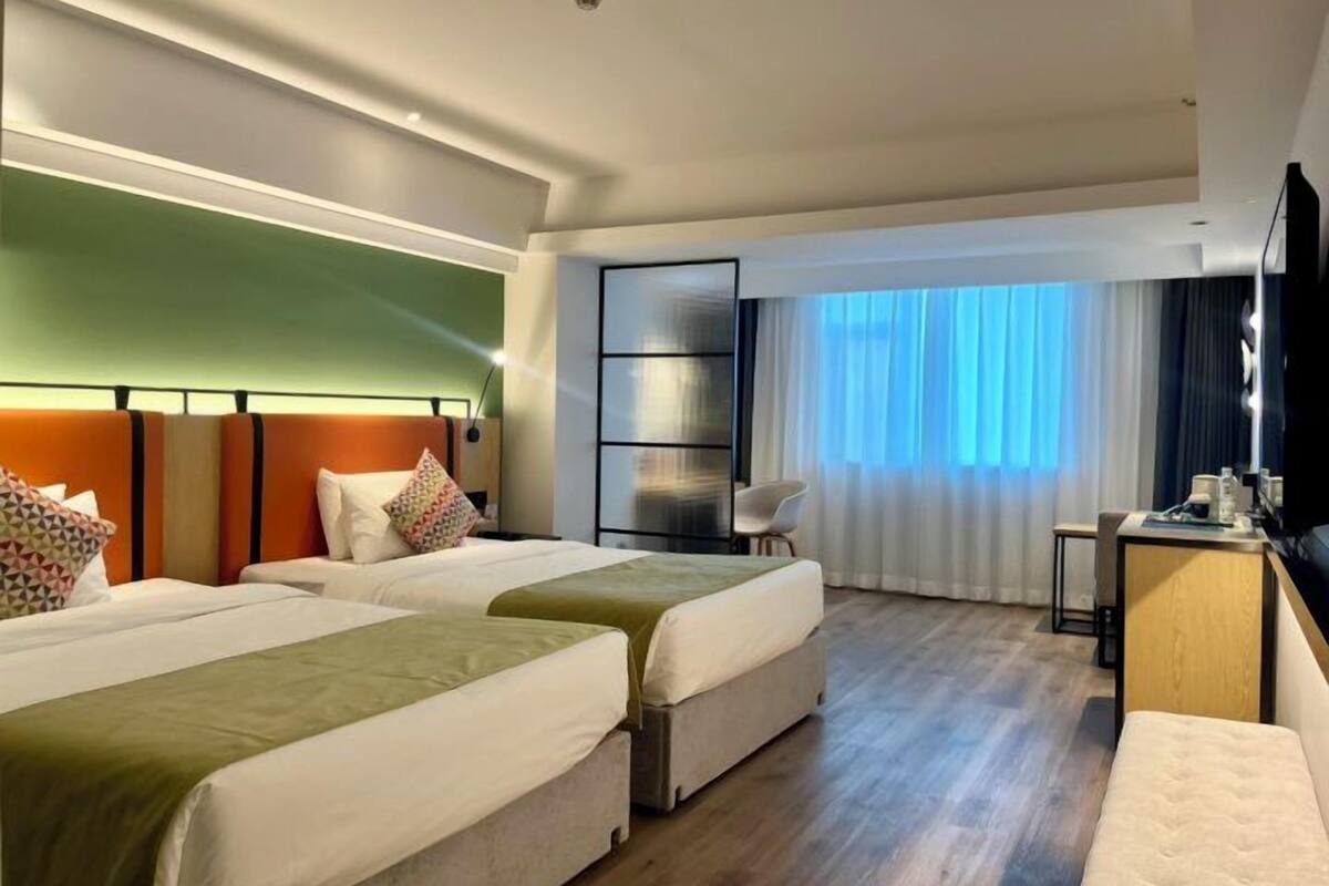 ห้องคอมฟอร์ทดับเบิล, วิวภูเขา | เครื่องนอนระดับพรีเมียม, ตู้นิรภัยในห้องพัก, โต๊ะทำงาน