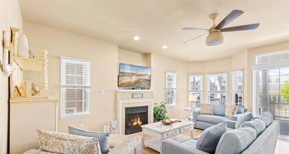 Modern 3 Bedroom w / Parking – Walk to Beach!