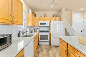 Een koelkast, een microgolfoven, een oven, een kookplaat