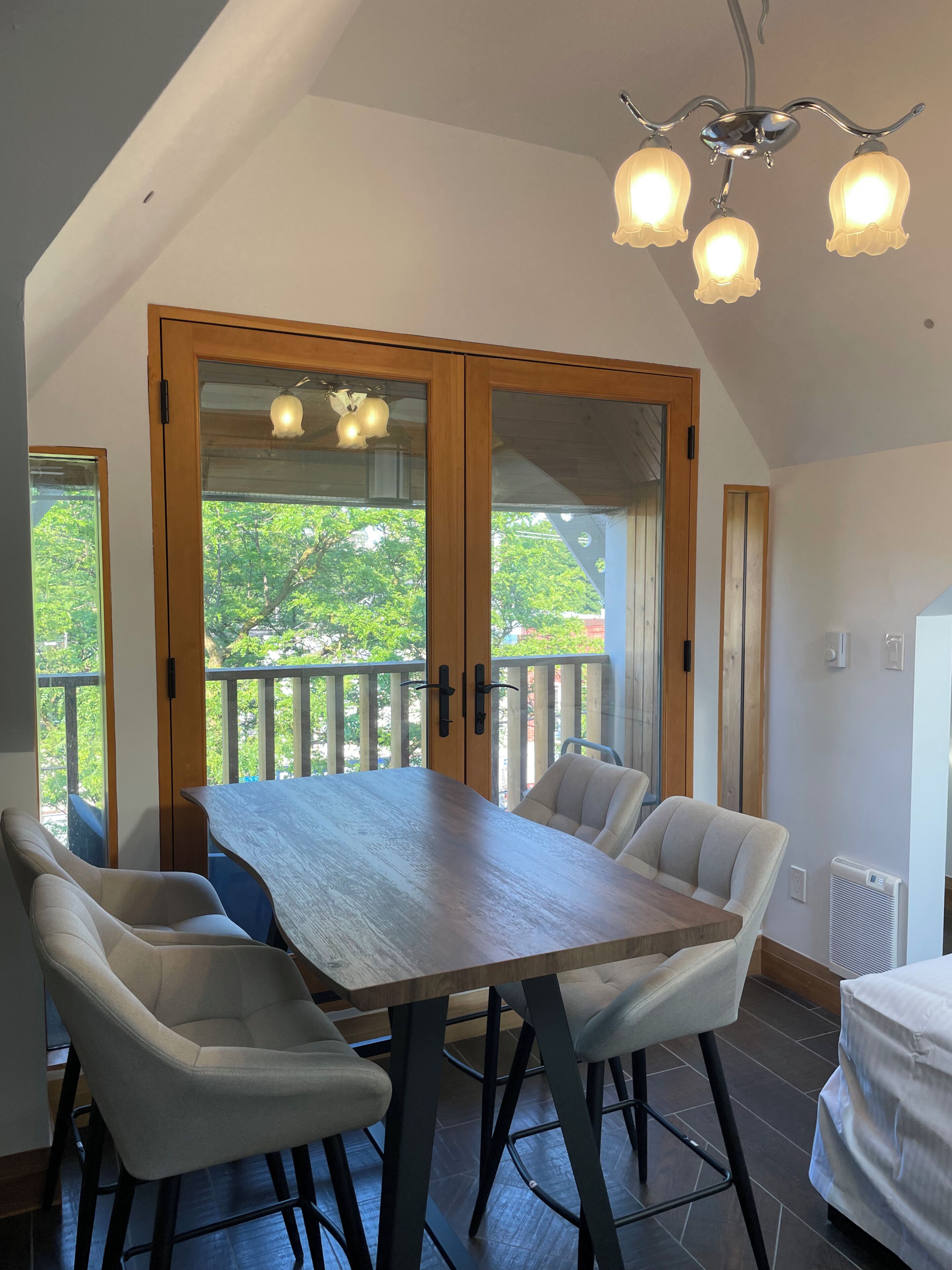 Loft luxo, sacada, vista para a cidade | Opções para refeição no quarto