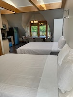 Loft luxo, sacada, vista para a cidade | Wi-Fi de cortesia, individualmente mobiliados, roupa de cama