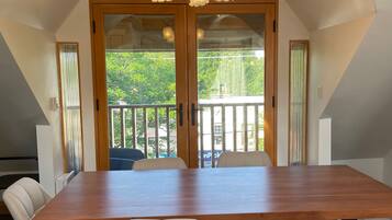 Loftsrom – deluxe, balkong, byutsikt | Oppholdsområde