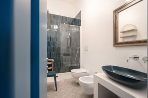 Douche, sèche-cheveux, bidet, serviettes fournies