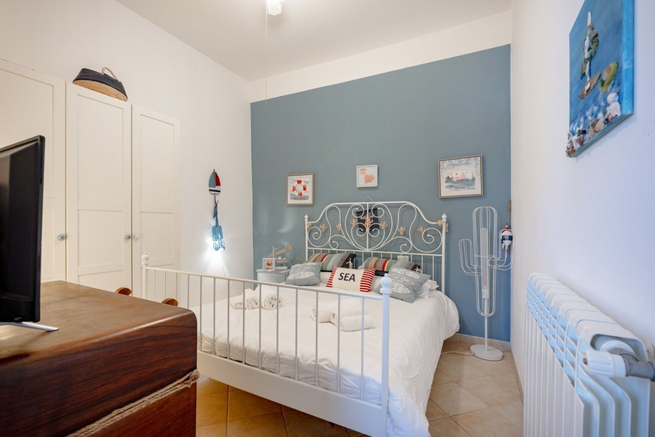 1 dormitorio, tabla de planchar con plancha, ropa de cama