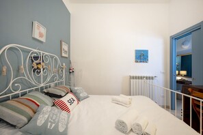 1 chambre, fer et planche à repasser, draps fournis