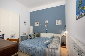 1 quarto, ferros/tábuas de passar roupa, roupa de cama