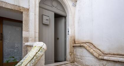 GuestHost - Charming apartment of about 35 sqm, perfect for 2 people, located on the second floor of a building without a lift.The property is located in the heart of the historic center of Monopoli, a few steps from the splendid Cathedral of Santa Maria