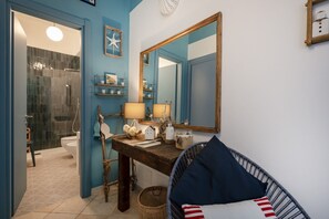 Douche, sèche-cheveux, bidet, serviettes fournies