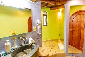 Shower, hair dryer, towels, soap - Casa Catarina, a Mindfulness accommodation (Puerto Morelos)