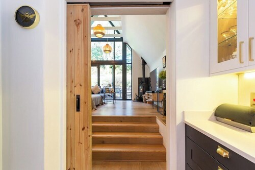 Spacious 5-Bed House - Garden, Parking & Bbq