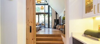 Spacious 5-Bed House - Garden, Parking & Bbq