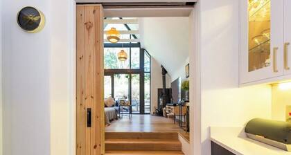 Spacious 5-Bed House - Garden, Parking & Bbq