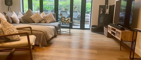 Fernseher, Kamin, Stereoanlage