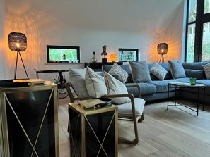 Televisión, chimenea y estéreo 