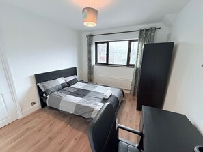 3 habitaciones, tabla de planchar con plancha, wifi y ropa de cama 