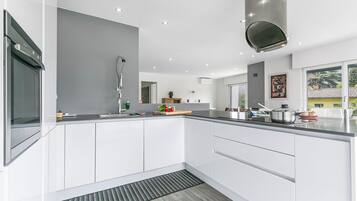 Réfrigérateur, four, plaque de cuisson, lave-vaisselle