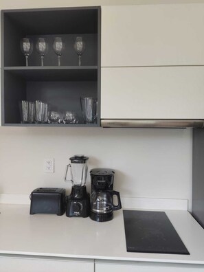 Réfrigérateur, micro-ondes, plaque de cuisson, cafetière/bouilloire