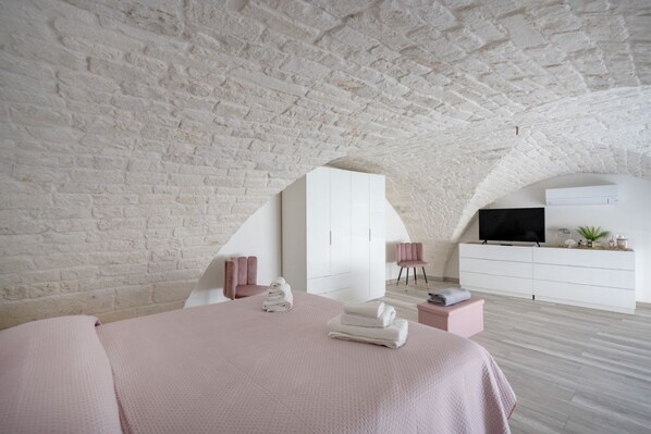 1 bedroom, in-room safe, iron/ironing board, WiFi