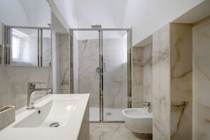 Shower, hair dryer, bidet, towels - GuestHost - Dimora Marseglia (Ostuni)