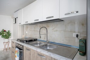 Fridge, oven, stovetop, coffee/tea maker