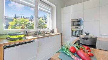 Frigorifero, forno, piano cottura, lavastoviglie