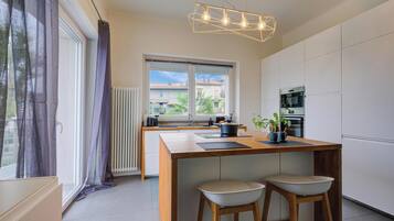 Fridge, oven, stovetop, dishwasher