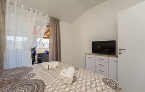 3 bedrooms, free WiFi, bed sheets - Awesome home in Privlaka (Privlaka)