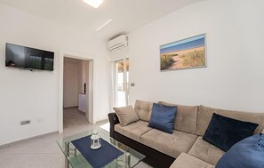 Smart TV - Awesome home in Privlaka (Privlaka)