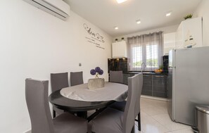 Dining - Awesome home in Privlaka (Privlaka)