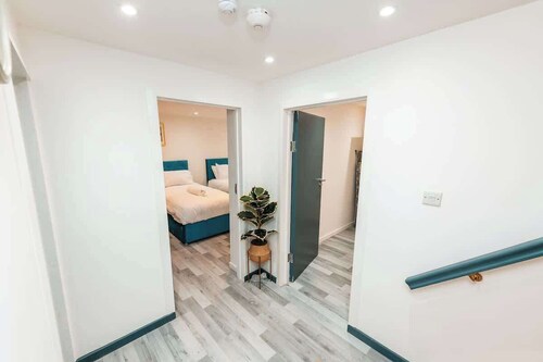 Sale 2-Bedroom Apt, Sleeps 5 with Free Parking