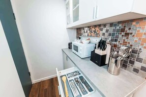 Réfrigérateur, micro-ondes, plaque de cuisson