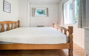 4 bedrooms, iron/ironing board, travel crib, free WiFi