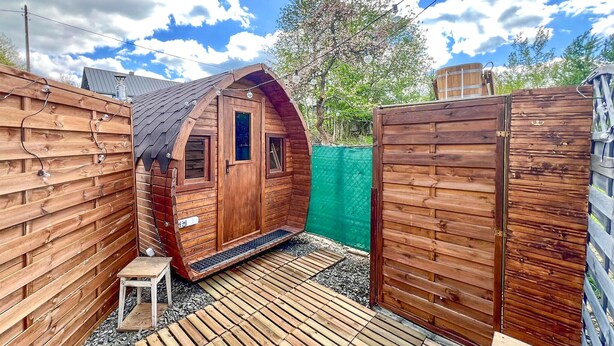 A wooden cabin with a small porch, a door, and a window. - Cozy home in Stankowice with sauna (Stankowice)