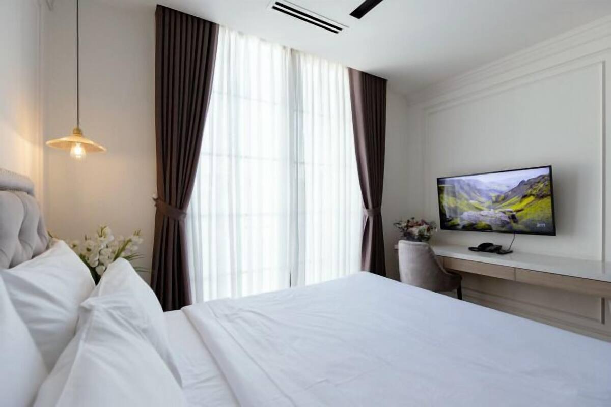 Blackout curtains, soundproofing, free WiFi, bed sheets