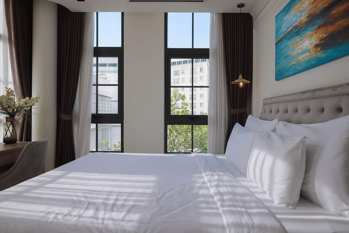 One-Bedroom Deluxe Apartment | Blackout drapes, soundproofing, free WiFi, bed sheets