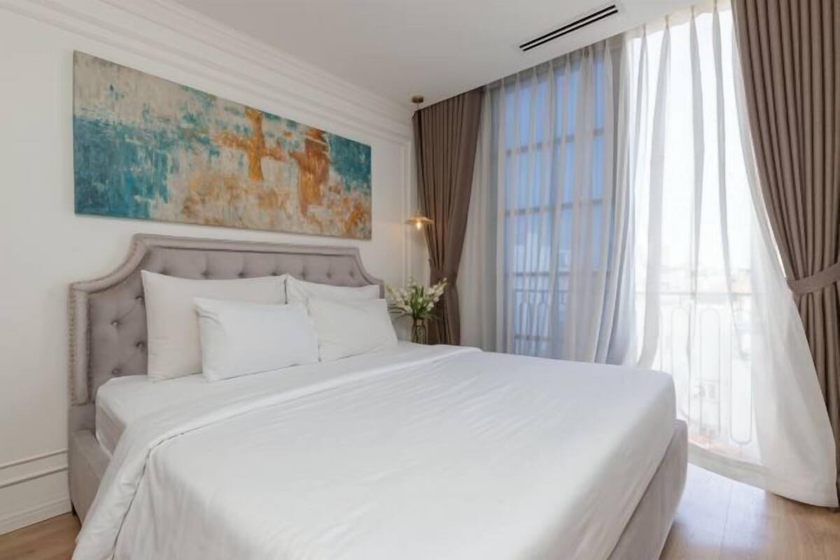 Blackout curtains, soundproofing, free WiFi, bed sheets