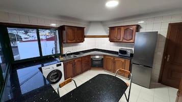 Fridge, microwave, oven, coffee/tea maker