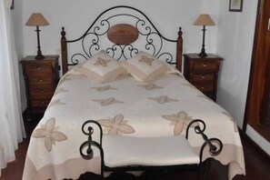 Tabla de planchar con plancha, cuna de viaje, wifi y ropa de cama