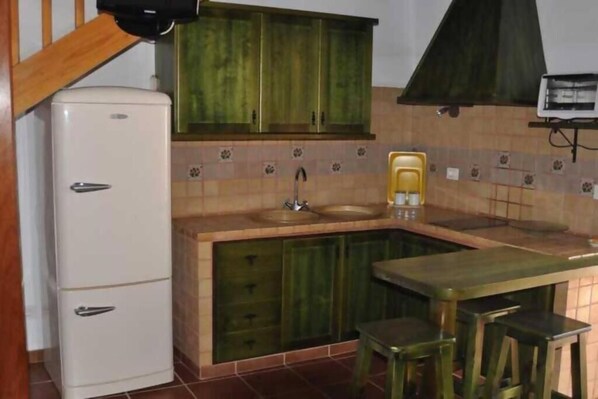 Frigorífico, microondas, horno y tostadora