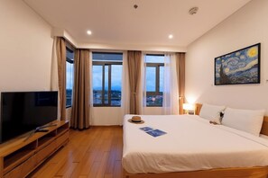 2 makuuhuonetta, tallelokero huoneessa, silitysrauta/-lauta