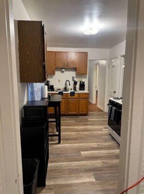 冷蔵庫、電子レンジ、オーブン、コンロ