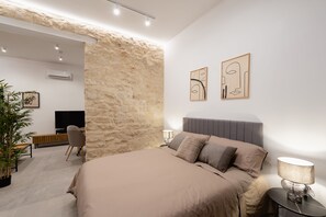 1 bedroom, iron/ironing board, travel cot, free WiFi