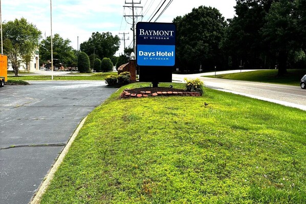 Une enseigne « Days Hotel » avec un espace paysager aménagé devant l’entrée.