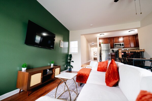 Smart TV - Cozy & Chic Getaway - In The Heart Of RVA • 4BD 2.5BA • Sleeps 9+ (Richmond)