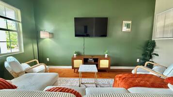 4 bedrooms, desk, iron/ironing board, free WiFi