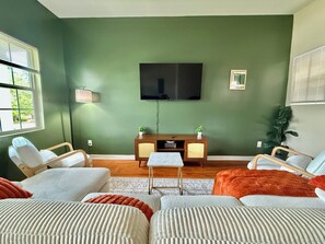 4 bedrooms, desk, iron/ironing board, free WiFi - Cozy & Chic Getaway - In The Heart Of RVA • 4BD 2.5BA • Sleeps 9+ (Richmond)